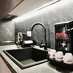Meli Deluxe 3* تيرانا