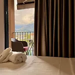 Meli Deluxe 3* تيرانا